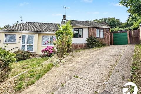 2 bed property, in Lawn Close, £290,000