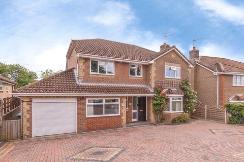 5 bed property, in Bentley Close, £675,000