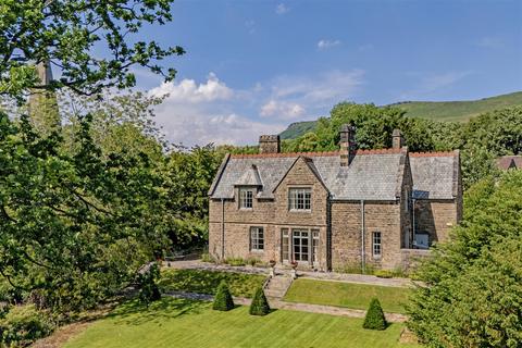5 bed property, in Main Road, £1,195,000