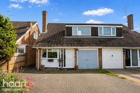3 bed property, in Wantage Close, £240,000