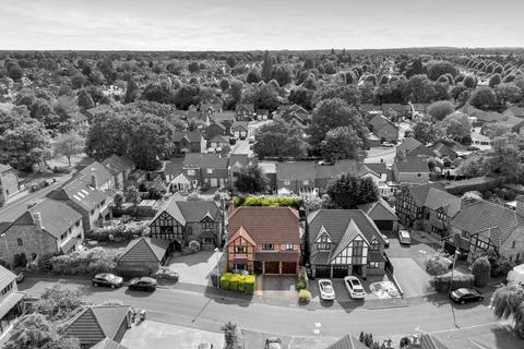 4 bed property, in Swinbrook Way, £700,000