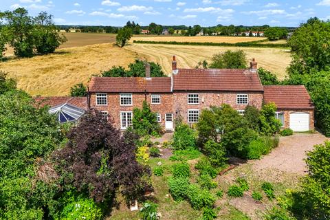 3 bed property, in Biggin, £595,000