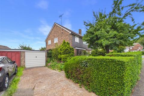 4 bed property, in Arden Road, £460,000