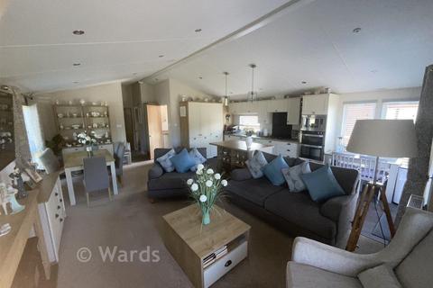 2 bed property, in Manston Court Road, £130,000