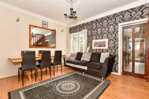 3 bed property, in Kitchener Road, £650,000