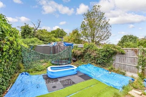 3 bed property, in Kitchener Road, £650,000