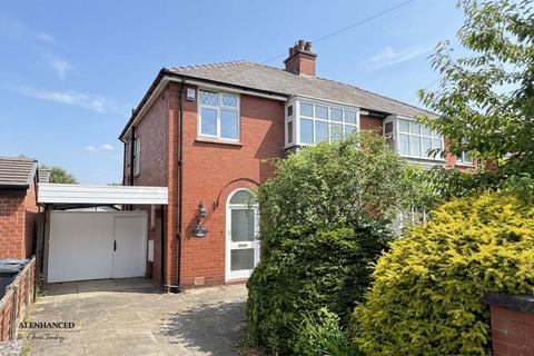 3 bed property, in Oaklands Avenue, £200,000