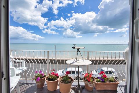 2 bed property, in The Marina, £300,000