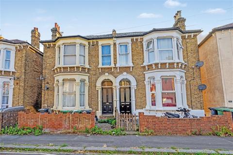 1 bed property, in Radford Road, £109,000