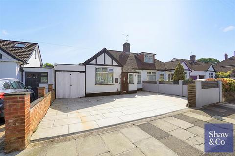2 bed property, in Waverley Avenue, £650,000