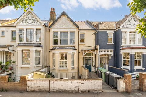 2 bed property, in Methuen Park, £850,000