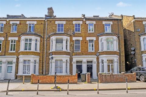 1 bed property, in Wood Lane, £285,000