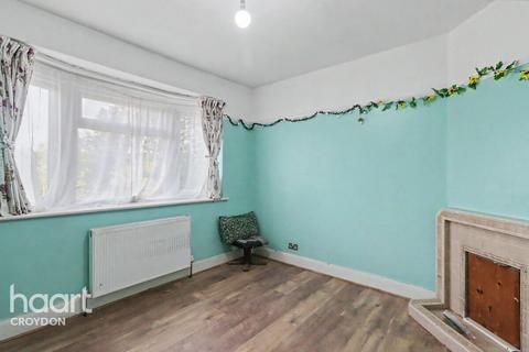 2 bed property, in Stoats Nest Road, £400,000