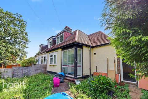 2 bed property, in Stoats Nest Road, £400,000