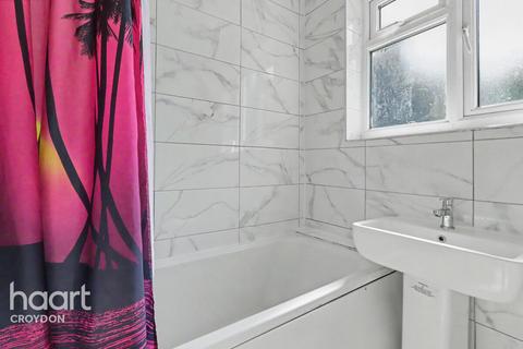 2 bed property, in Stoats Nest Road, £400,000