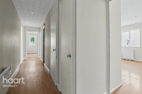 2 bed property, in Alperton, £350,000