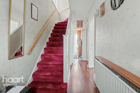 3 bed property, in Wembley Triangle, £550,000