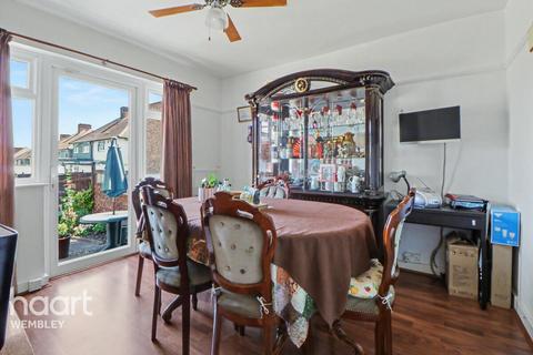 3 bed property, in Wembley Triangle, £550,000