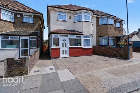 3 bed property, in Wembley Triangle, £550,000