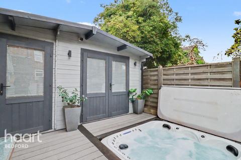 2 bed property, in Newnham Avenue, £275,000