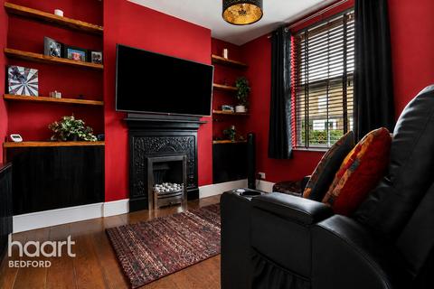 2 bed property, in Newnham Avenue, £275,000