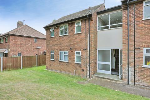 1 bed property, in The Grove, £80,000