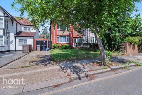 3 bed property, in Wembley, £700,000