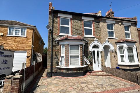 3 bed property, in Essex Road, £450,000