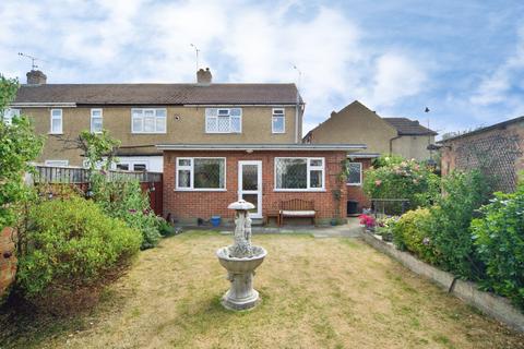 3 bed property, in Peartree Gardens, £425,000
