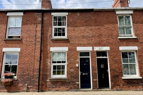 2 bed property, in Long Lane, £280,000