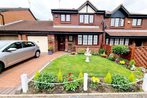 4 bed property, in Crothall Close, £725,000