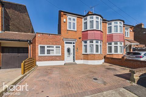 4 bed property, in Lonsdale Avenue, £550,000