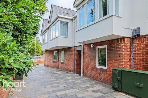 2 bed property, in Hight Street, £230,000