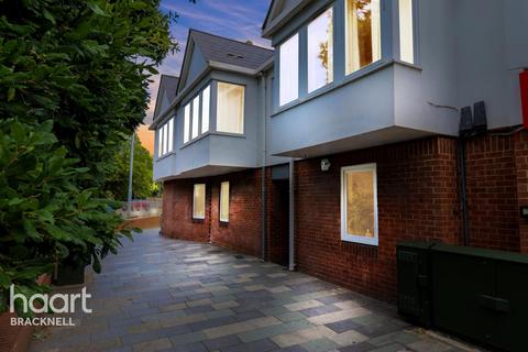 2 bed property, in Hight Street, £230,000