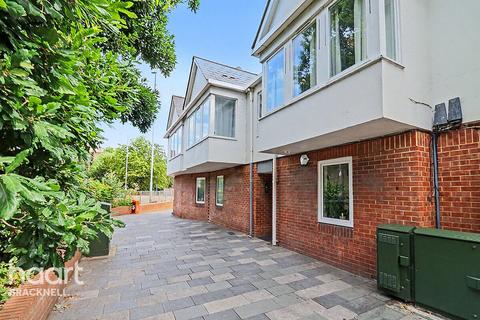 2 bed property, in Hight Street, £230,000
