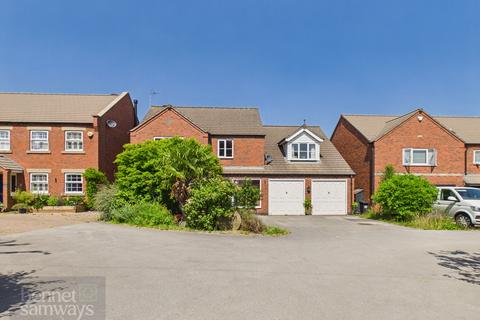 4 bed property, in Cedar Court, £495,000