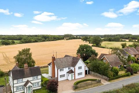 4 bed property, in Blackmore End, £750,000