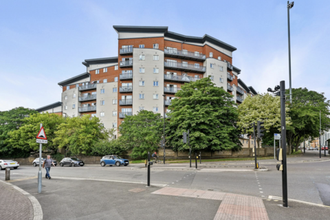 2 bed property, in Aspects Court, £270,000