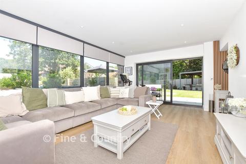 4 bed property, in Windmill Close, £950,000
