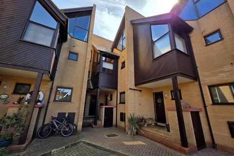 5 bed property, in Bath Lane, £300,000