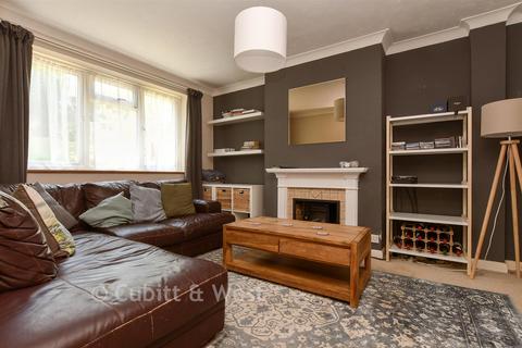 3 bed property, in Cromwell Road, £425,000
