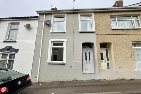 2 bed property, in Rice Street, £110,000