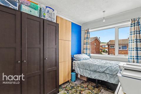 2 bed property, in Merryvale Drive, £140,000