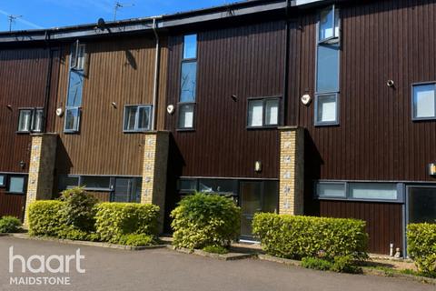 4 bed property, in Sandling Lane, £450,000