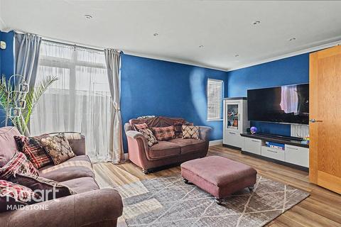 4 bed property, in Sandling Lane, £450,000