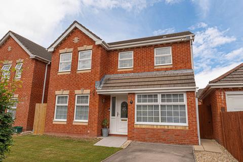 4 bed property, in Cutter Close, £400,000