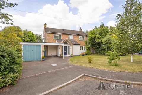 4 bed property, in Moss Close, £520,000