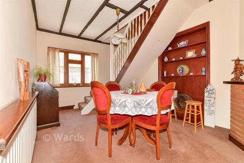 4 bed property, in Sunnyhill Road, £500,000