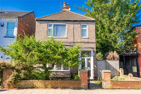 1 bed property, in Chantry Lane, £15,000