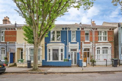 4 bed property, in Frensham Road, £340,000